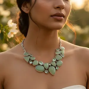 Collar de Moda para Mujer con Cuentas y Piedras Preciosas Verdes con Detalles en Plata - Product Image 2