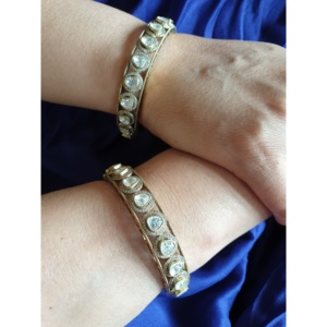 Bracelets Polki indiens traditionnels pour femmes Bracelet Kada de mariage en pierre Kundan avec finition or antique - Product Image 1