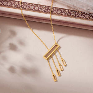 Collar de Cadenas Finas con Colgante de Barra Dorada Moderna - Product Image 1