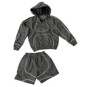 ชุดเซ็ตเสื้อฮู้ดและกางเกงขาสั้นผู้ชายแบบสองชิ้น ผ้าไนลอน รักษ์โลก สไตล์ลำลอง สตรีทแวร์ สำหรับฤดูร้อน สีพื้น - Product Image 1
