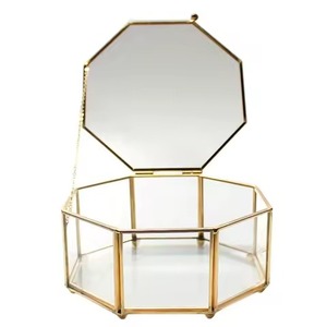 Caja de Almacenamiento de Joyas Moderna de Metal y Vidrio Cuadrada con Múltiples Compartimentos y Soporte para Brochas de Maquillaje - Product Image 6