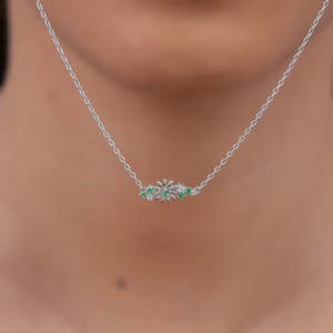 Collar de Flores Plateado de Lujo con Aspecto Clásico y Cadena de Diseño Plateada para Mujer - Product Image 6