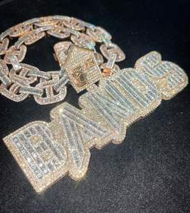 Pendentif de plaque signalétique personnalisé Spede avec baguette et pendentif initial Moissanite incrusté pour enfants pendentif initial glacé d'usine - Product Image 1