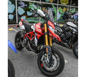 Disfruta de tu paseo en la Hypermotard 950 SP con diseño especial, una nueva motocicleta Supermoto con garantía. - Product Image 3