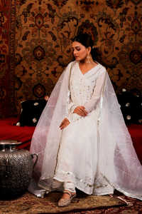 Ensemble Anarkali blanc exclusif fabriqué à la main avec robe de travail lourde Gota Patti pour femmes pour vêtements ethniques de fête et de mariage - Product Image 3