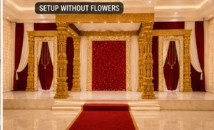 Mandap Clásico del Sur de la India para Bodas, Pilar de Ganesha, Mandap de Madera de Lujo con Tallados en Oro, Cortinas Rojas y Decoración Floral para Bodas - Product Image 5