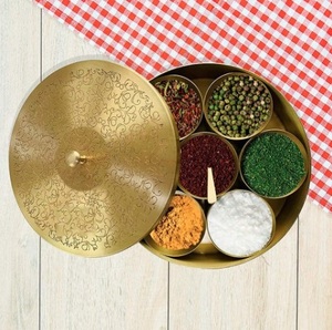 Boîte à épices en métal antirouille avec couvercle martelé pour garder vos masalas frais avec cette boîte masala en laiton de qualité supérieure disponible en bas quantité minimale de commande - Product Image 5