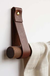 Support de rideau en bois lisse pour tringles de fenêtre intérieures offrant un charme rustique et un support décoratif en bois sculpté - Product Image 2