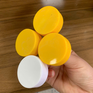 Tapas de Rosca de Plástico PP de Dos Colores Amarillo y Blanco de Pavico Vietnam para Botellas de Cosméticos y Alimentos - Product Image 3