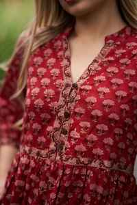 Vestido Midi Bohemio de Algodón Puro Corly, Estampado Floral de Rosas Rojas Hecho a Mano, Moda Ética - Product Image 3