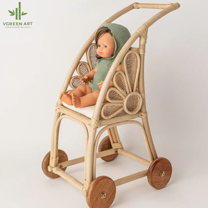 Poussette de poupée délicieuse avec des détails de fleurs faits de landau de poupée en rotin exquis ajoutant une touche d'élégance à tout réglage de jeu - Product Image 1