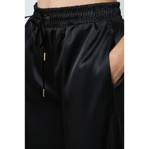 Pantaloni a Gamba Larga in Raso Nero da Donna con Design a Vita Elastica - Product Image 1