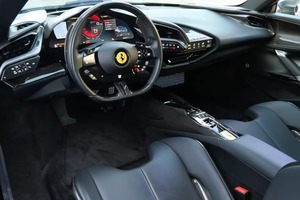 Ferrari SF90 Spider Convertible 2021 con Caja de Cambios Automática, Asientos de Cuero, Híbrido Turbo, Certificado, Limpio y en Buen Estado - Product Image 2