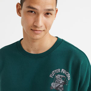 เสื้อสเวตเชิ้ตคอกลมผ้าฝ้ายแท้ 100% สไตล์วินเทจสำหรับผู้ชาย พิมพ์ลายโลโก้ ดีไซน์เรียบง่าย เหมาะสำหรับเสื้อผ้าฤดูหนาว ขายส่งแบบ ODM - Product Image 4