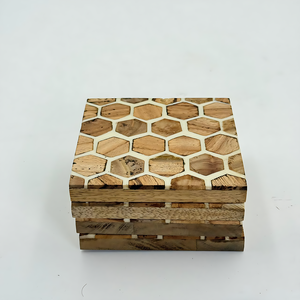 Juego de 4 Posavasos Cuadrados de Madera de Acacia Hechos a Mano, Posavasos Naturales Sostenibles con Acabado Elegante para el Hogar y Restaurantes - Product Image 2
