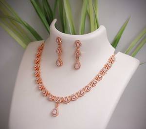 Ensemble collier et boucles d'oreilles en alliage de qualité supérieure, plaqué rhodium, finition brillante, détails en zircon magnifiques pour les femmes, à porter pour les fêtes, les mariages - Product Image 1