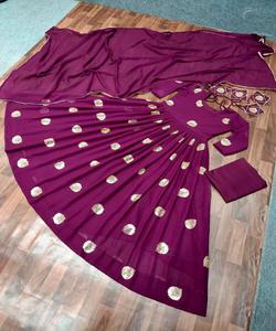 Travail de séquence de broderie en georgette de créateur avec une robe à bordure en dentelle lourde avec filet dupatta vêtements de fête au meilleur prix vêtements ethniques - Product Image 1