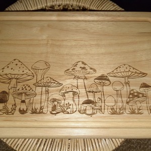 Planche à découper en bois gravée au design de champignon de qualité supérieure Planche élégante pour la présentation sur table et les cadeaux en provenance d'Inde - Product Image 2