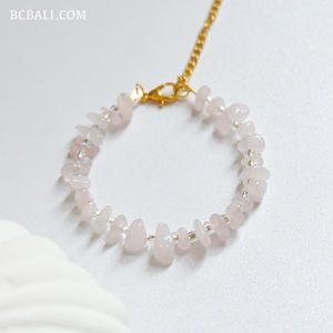 Rehaussez votre style avec ce bracelet en pierre naturelle, orné de perles et d'éléments charmants, parfait pour les femmes à la pointe de la mode. - Product Image 4