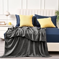 Vente en gros de couverture en flanelle de luxe durable et bon marché couverture en polyester gris foncé doux confortable pour la maison hôtel voyage