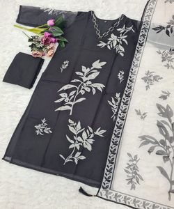 Satén glamuroso de temporada Salwar Kameez con estampado digital opulento y adornos de encaje. - Product Image 2