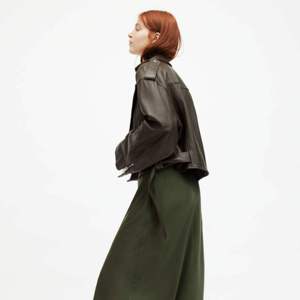Chaqueta de Motociclista Extra Grande para Mujer, de Cuero Sintético Marrón Oscuro, Estilo Urbano, Corte Holgado, Abrigo de Motociclista para Otoño e Invierno - Product Image 4