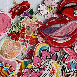 2024 nuevos parches bordados 3D personalizados a granel al por mayor tela bordada de animales de Halloween parches en blanco sombreros marca corazón flor - Product Image 3