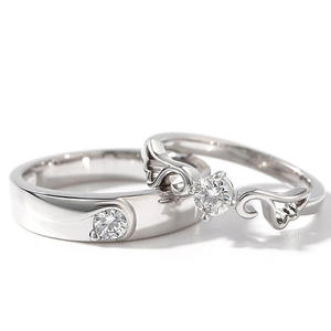 Jeulia วงแหวนแต่งงานเงินแบบกลมมีปีกนางฟ้าสำหรับคู่รัก - Product Image 1