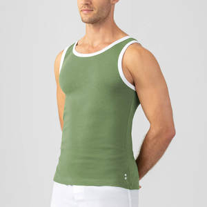 La camiseta sin mangas versátil para hombres se puede usar para entrenamientos ropa casual o debajo de las camisas para capas - Product Image 2