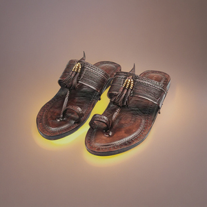 Kolhapuri Chappal de cuero negro tradicional hecho a mano para hombre, zapatillas étnicas indias, diseño trenzado, zapatilla deslizante única con lazo en la punta - Product Image 2