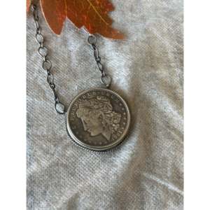 สร้อยคอเงินสเตอร์ลิงลายลิเบอร์ตี้ดอลลาร์ โดยเพ็กกี้ สกีทส์ - Product Image 4
