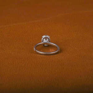 Anillo de compromiso de corte redondo lateral de diamante cultivado en laboratorio de corte ovalado de oro de 14KT con piedras de acento Anillo de diamante cultivado en laboratorio glamoroso - Product Image 4