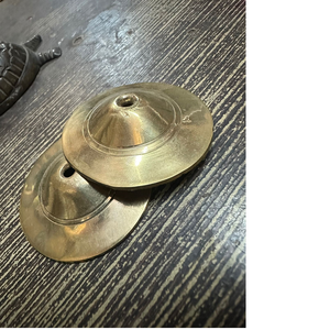 Platillo de mano manjira de latón hecho a mano hecho a medida para templos y salas de oración ideal para músicos - Product Image 1