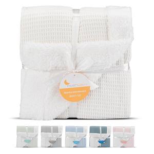 Manta de Felpa Beige Inspirada en Lana de Cordero con Patrón Tejido de Nido de Abeja - Product Image 1