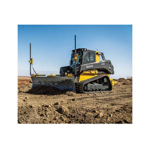 Chargeuse compacte haute performance avec ports hydrauliques auxiliaires et pneus industriels larges - Product Image 6