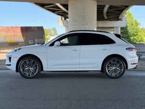Porsche Macan Turbo 2021 Usado/Nuevo, SUV Compacto de Lujo y Alto Rendimiento, Tracción en las Cuatro Ruedas, Motor de Gasolina Turboalimentado, Vehículo Deportivo Utilitario Premium - Product Image 2