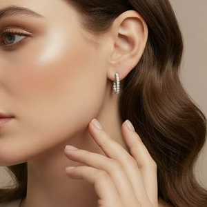 ต่างหูแบบห่วงทรงกลมคลาสสิก ประดับเพชรแบบ “Inside-Out” สำหรับผู้หญิง - Product Image 5