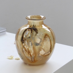 Jarrón de Vidrio Soplado a Mano Bixuan, Color Ámbar Marmoleado, Tonos Cálidos y Terrosos, Remolinos Ahumados, Silueta Redondeada Contemporánea, Jarrón Floral - Product Image 3