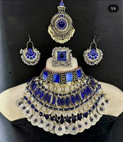 Ensemble de bijoux afghans Kuchi bleu royal avec un collier imposant orné de grandes pierres carrées et des boucles d'oreilles assorties