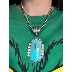 Colgante Greg Perry de Turquesa con Incrustaciones de Piedras Múltiples y Engaste de Plata de Ley, Bañado en Oro Rosa y Rodio, con Diseño de Número - Product Image 2