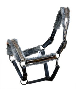 Silla de montar inglesa de cuero negro de lujo con halter, narquera y corona acolchadas de piel sintética gris suave, cómoda y personalizable para invierno. - Product Image 3