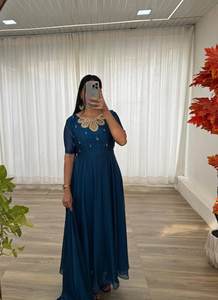 ชุดราตรีปักลวดลายสวยงามพร้อมชุดเดรสสีน้ำตาล - Product Image 5