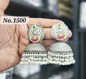 Boucles d'oreilles rétro en forme de goutte avec perles incrustées et strass, pompon bohème en forme de cloche pour femme, en alliage, bijoux tendance - Product Image 5