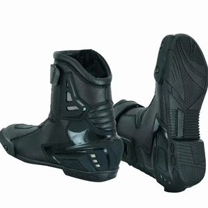 Bottes de moto en cuir noir personnalisées de haute qualité pour hommes avec finition haut de gamme, semelle durable, protection et confort de conduite - Product Image 2