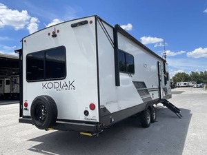 NOUVEAU D-U-T-C-H-M-E-N RV K-O-D-I-A-K ULTIMATE 3221RLSL MODÈLE 2024 HAUTES PERFORMANCES 36 pieds de long 2000 kg de charge utile Noir à vendre - Product Image 3