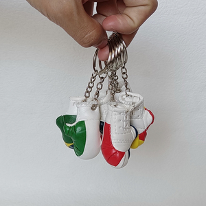 Mini guantes de boxeo de cuero de vaca Llavero duradero con diseño elegante - Product Image 5