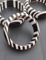 Mughal Majesty Vibrant Black Resin Bangles Pulseras de moda Inspiradas en la herencia india con tira blanca