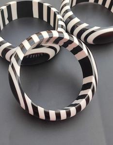 Bracelets en résine noire vibrante Mughal Majesty Bracelets de mode inspirés du patrimoine indien avec bande blanche - Product Image 3