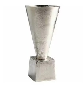 Vase contemporain en métal argenté Centre de table décoratif moderne Pot de fleur élégant pour le style de la maison et la décoration intérieure - Product Image 1