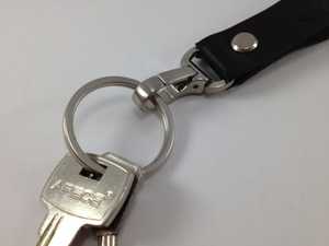 LLavero de cuero genuino de alta calidad llavero de coche de cuero grabado con soporte para hombre/mujer de - Product Image 2